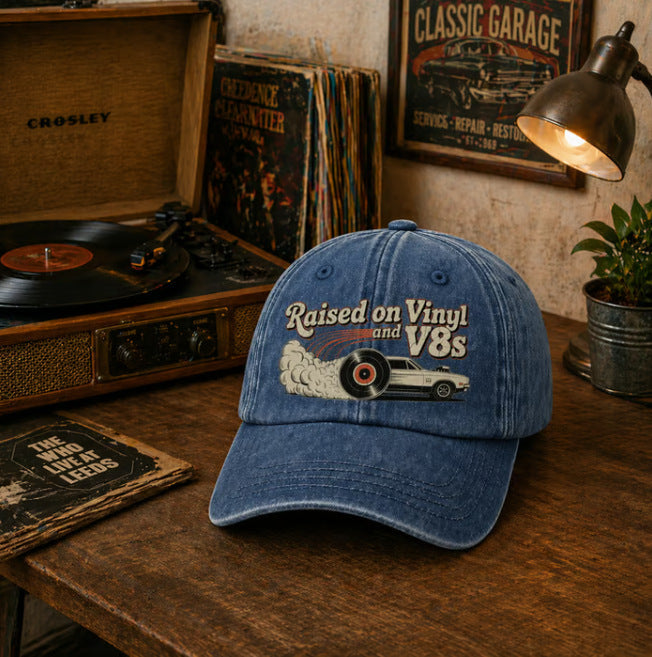 🏽Letzter Tag mit 49 % Rabatt – „Raised on Vinyl and V8s“ – die bestickte Klassiker-Kappe für Motorsportbegeistert