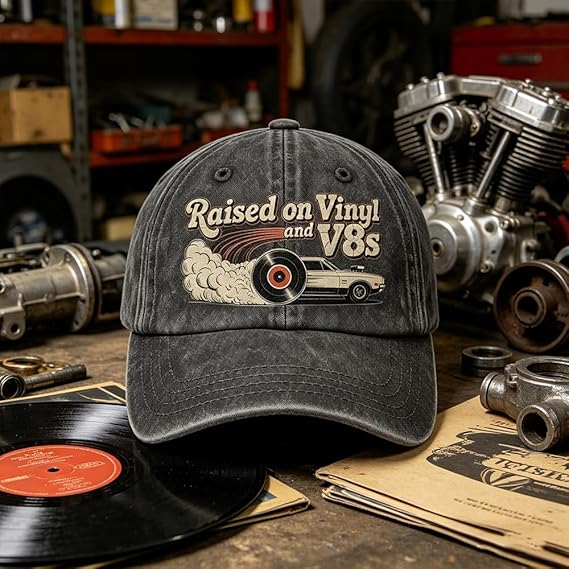 🏽Letzter Tag mit 49 % Rabatt – „Raised on Vinyl and V8s“ – die bestickte Klassiker-Kappe für Motorsportbegeistert