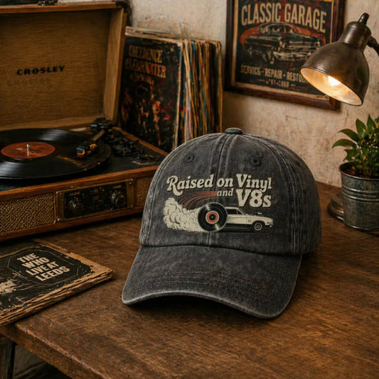 🏽Letzter Tag mit 49 % Rabatt – „Raised on Vinyl and V8s“ – die bestickte Klassiker-Kappe für Motorsportbegeistert